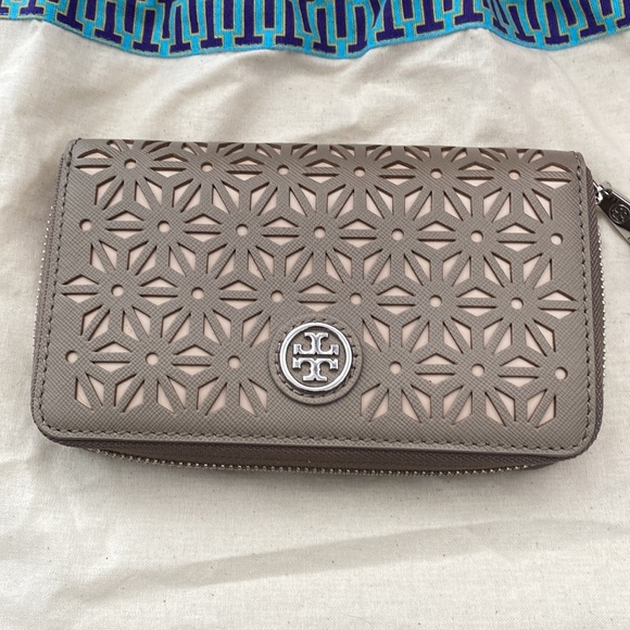 Tori Burch Wristlet. 1 zipper pouch, 3 credit card slots and a larger pocket. - Picture 2 of 3